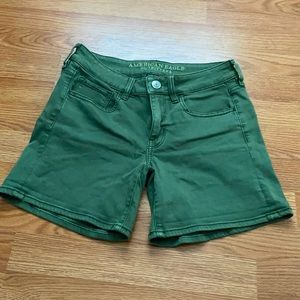 American Eagle / mid rise shorts / size 6